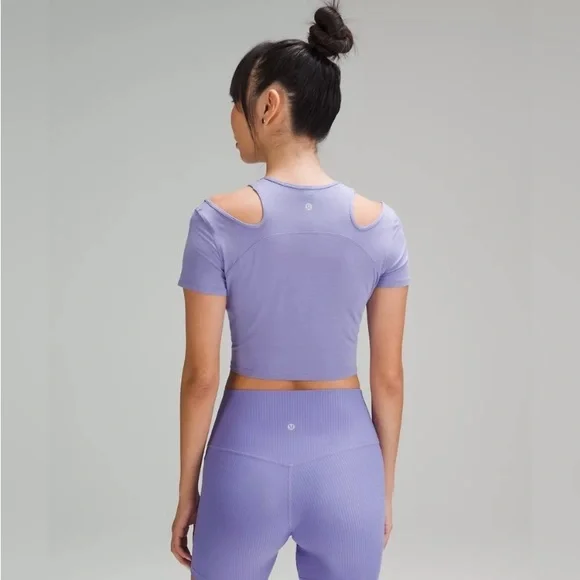 Lululemon Women's Purple
Shoulder Cut-Out Yoga T-Shirt
Size 10 - Picture 3 of 5
